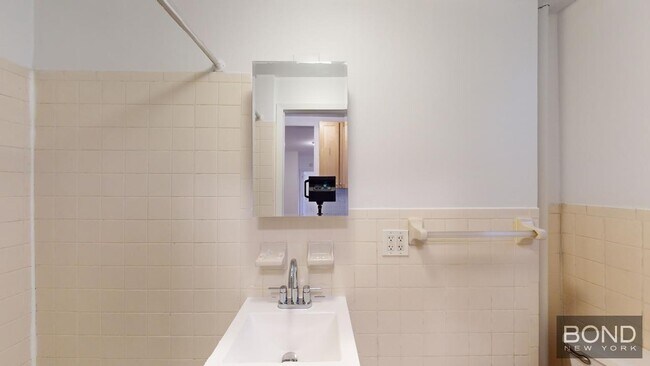 Building Photo - 425 E 65th St