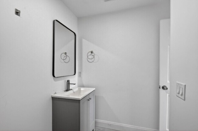 Building Photo - 917 W 2nd St