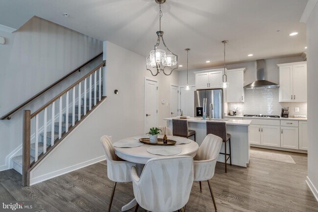 Building Photo - MOVE-IN READY TOWNHOUSE-STYLE CONDO IN ASHBURN