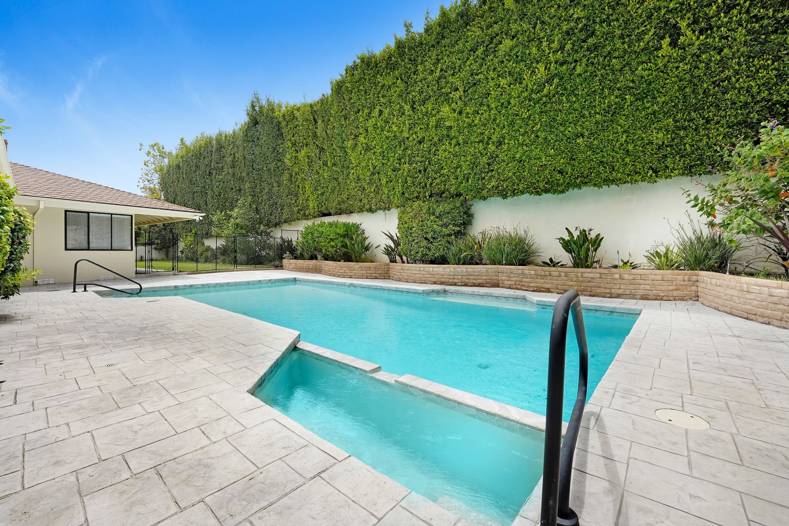 Building Photo - 555 Amalfi Dr