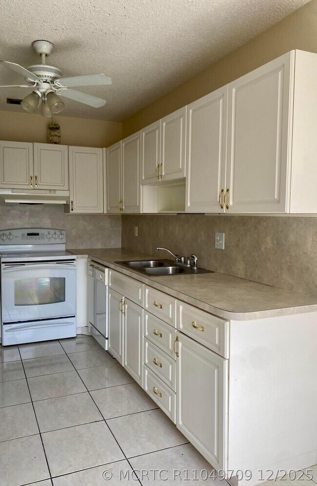Building Photo - 8665 Chevy Chase Dr
