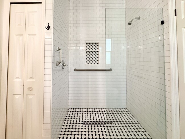 Building Photo - Beautifully upgraded 3/2 with double car garage!