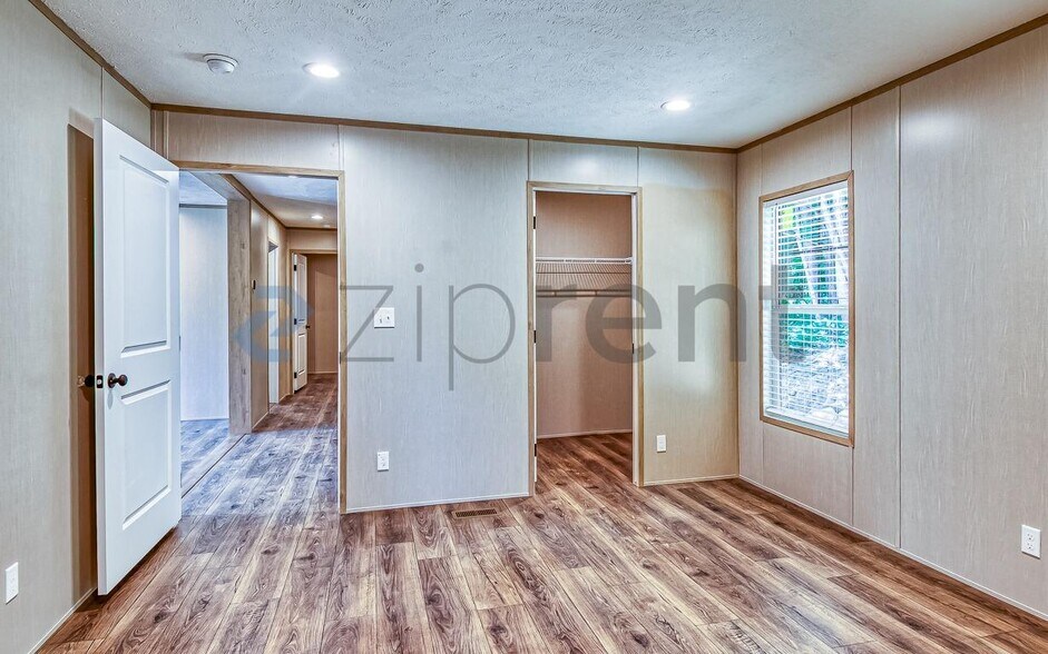 Building Photo - Unit