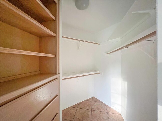 Building Photo - 12010 Shady Springs Rd