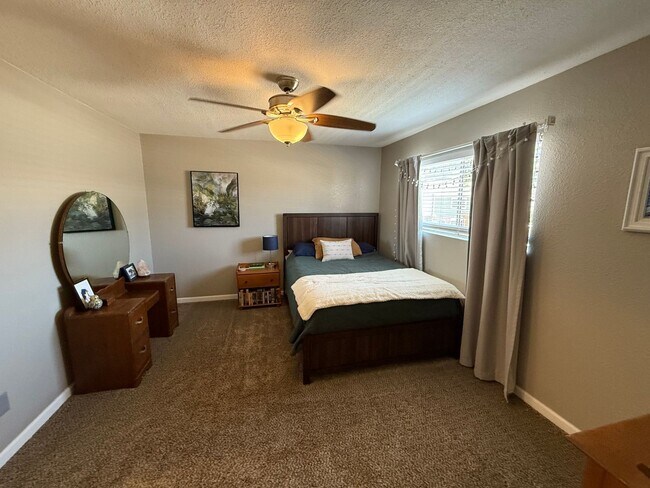 Building Photo - Spacious Two-Story 3 Bedroom, 1.5 Bath Tow...