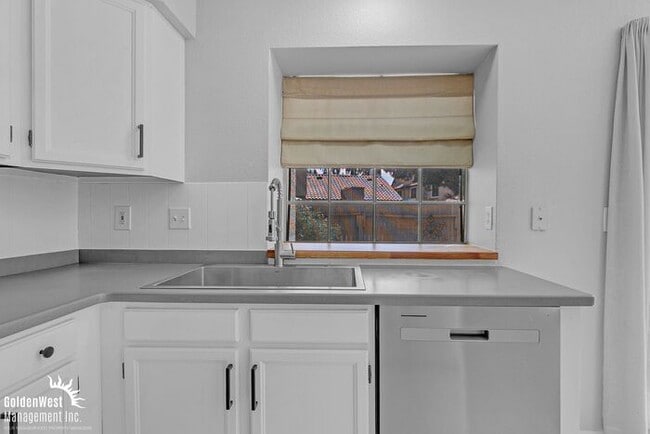 Building Photo - Bright 2Bdm 2.5Ba Townhome at Villa de Paz!