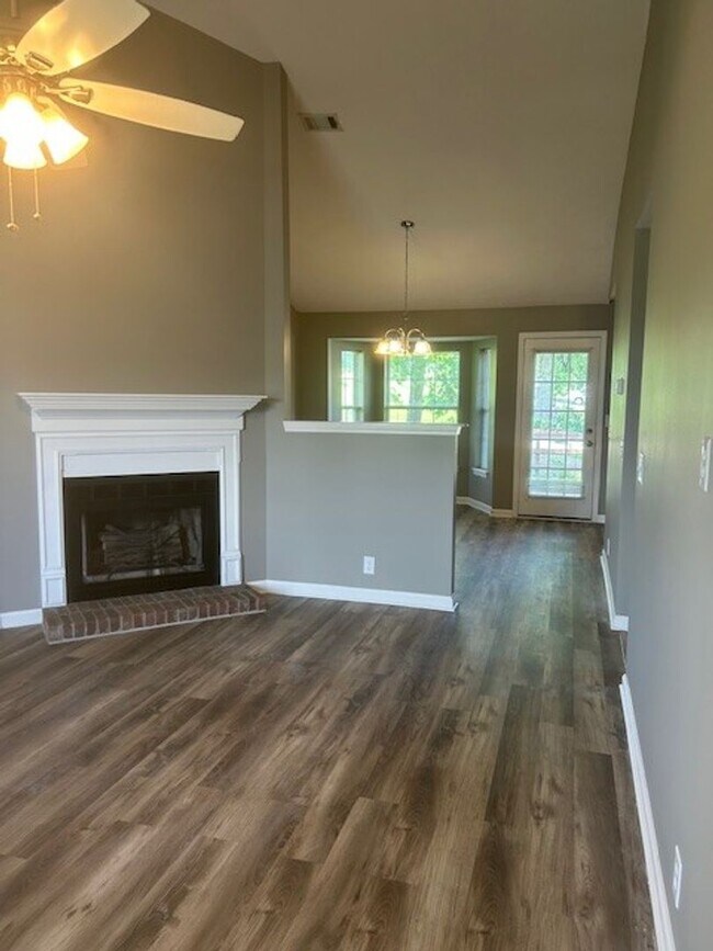 Building Photo - Rivergate Townhome Available Now