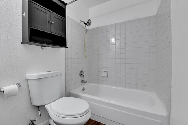 Building Photo - $1,550 - 2 Bed, 1 Bath Condo in Aurora with Central AC and in Unit Laundry!