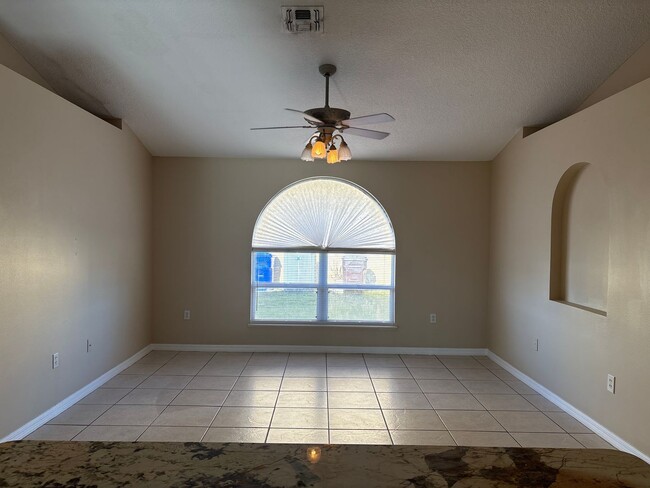 Building Photo - Beautiful 4 Bedroom, 2 Bath Split-Floor-Plan Home in Lakeside — Kissimmee, FL