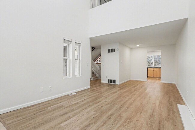 Building Photo - Spacious 2Bed/2.5Bath Townhouse in Central Denver