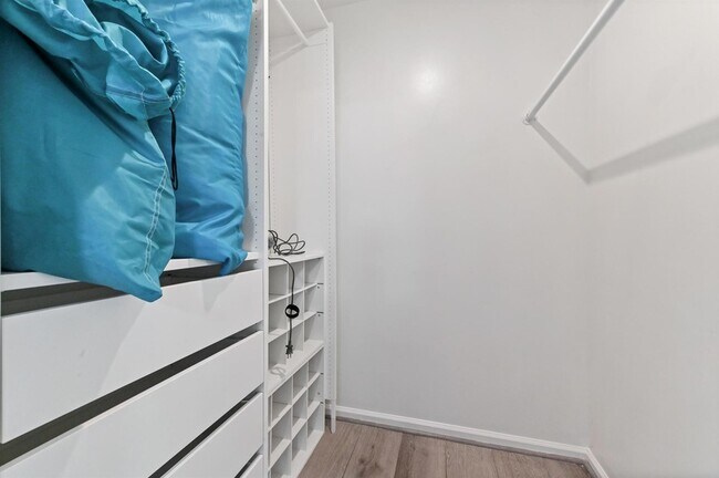 Building Photo - 6397 Bay Club Dr