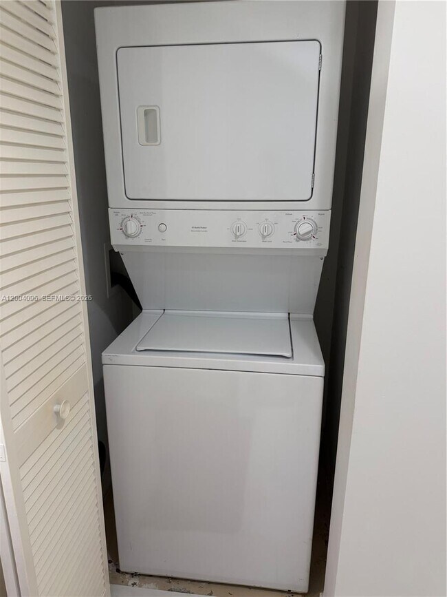 Building Photo - 950 Brickell Bay Dr