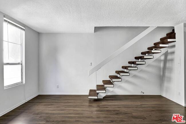 Building Photo - 831 2nd St