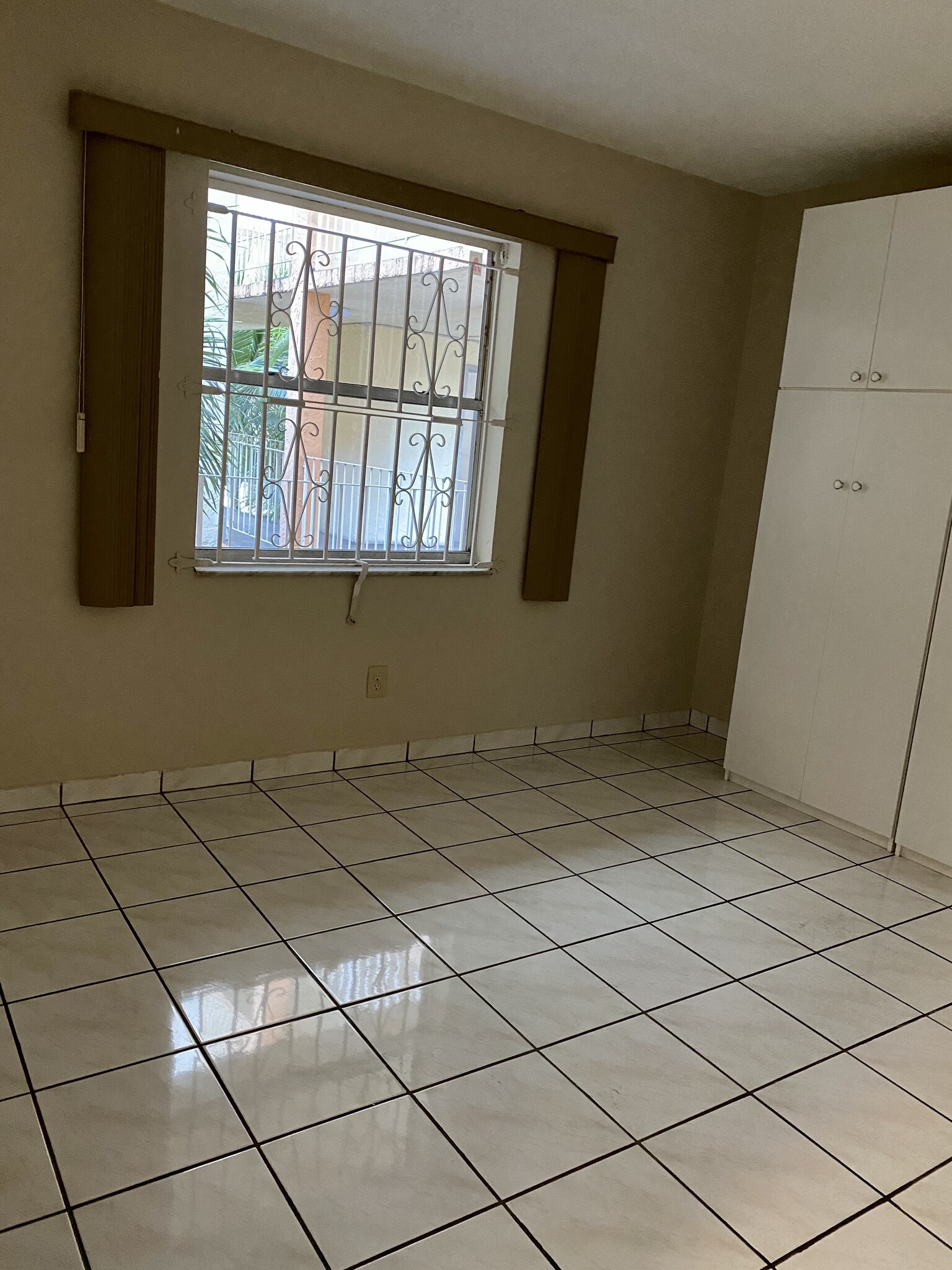 2nd room - 1750 W 46th St