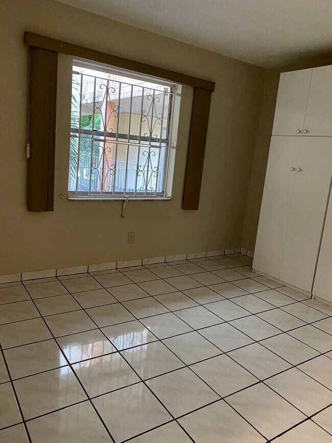 2nd room - 1750 W 46th St