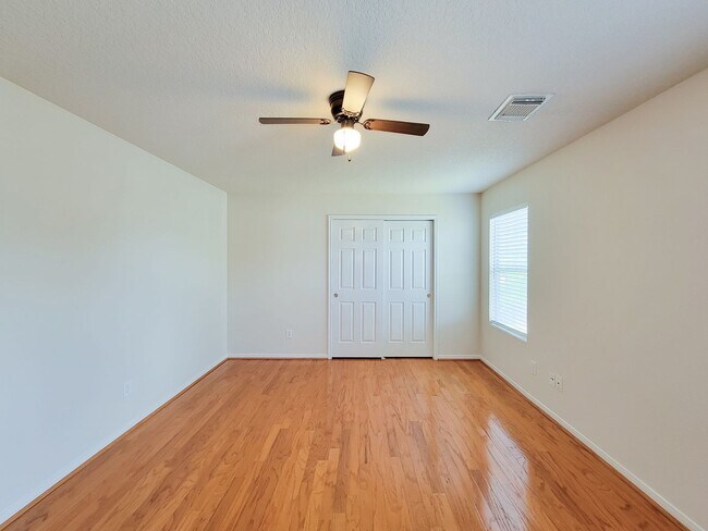 Building Photo - Well-Maintained Home with Spacious Layout ...