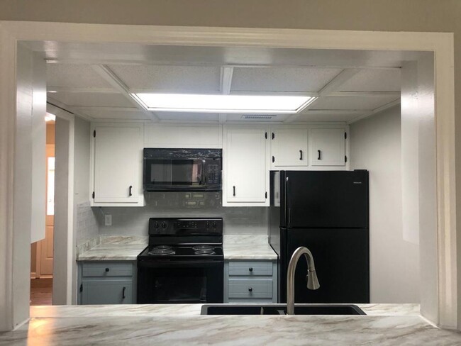 Building Photo - Great Oakwood location - 2 bedroom