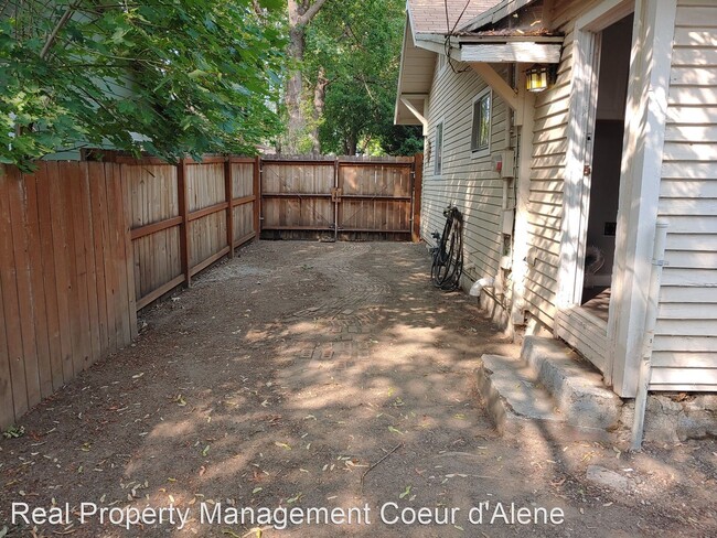 Building Photo - 3 br, 1 bath House - 1706 E Front St.