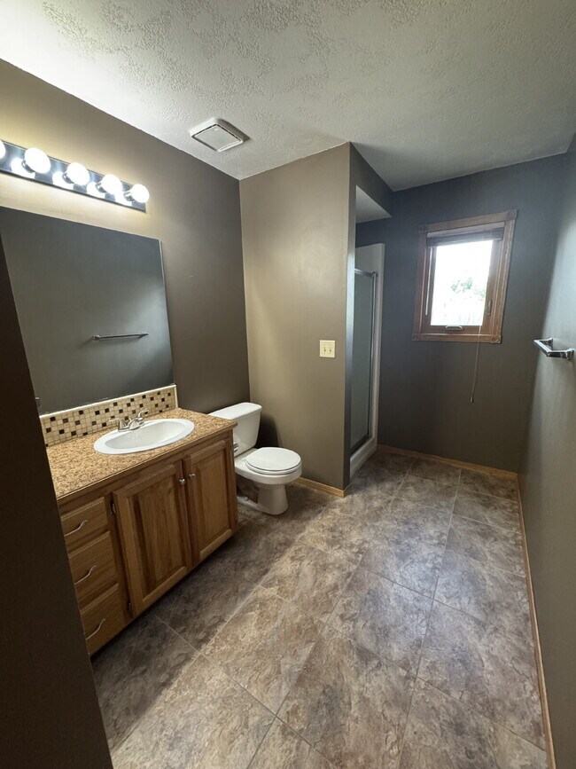 Building Photo - "Spacious 4-Bedroom Sanctuary with 3 Full Baths on Country View Drive, Derby - 3189 Sq Ft of Comf...