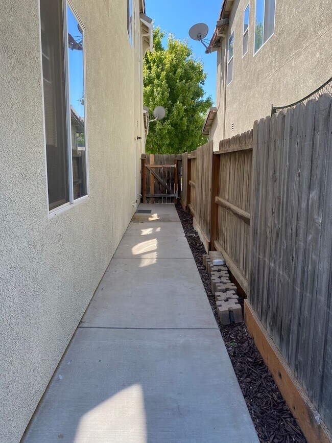 Building Photo - BEAUTIFUL TWO STORY MERCED HOME FOR RENT!