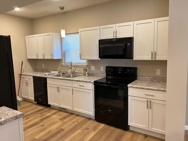 Building Photo - Beautifully Updated 4 Bed 2.5 Bath House!