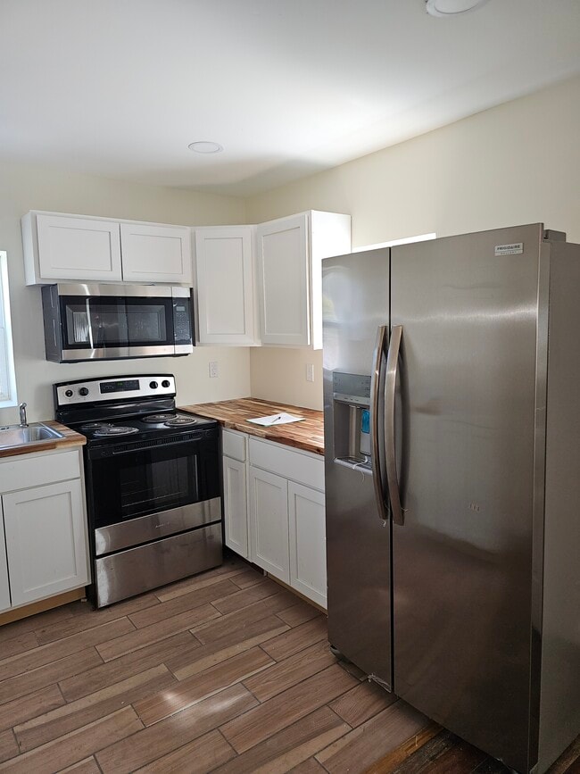 Kitchen - 389 Mingo St