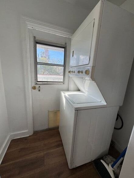 Building Photo - 7009 Fountain Ave