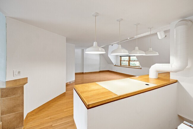 Building Photo - Charming Vintage Second Floor Duplex with In-Unit Laundry in Heart of Oak Park