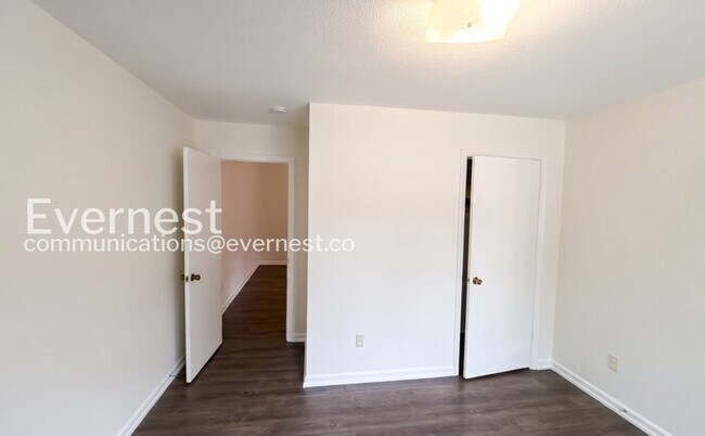 Building Photo - 2 Bed/1.5 Bath Home with Off-Street Parking / Pet-Friendly / Available Now!