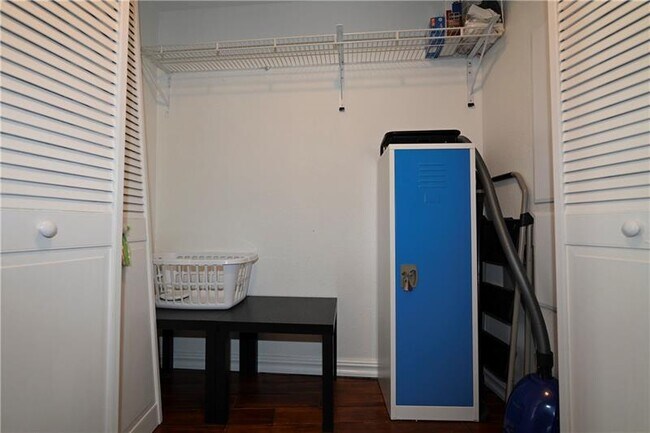 Building Photo - 1750 N Bayshore Dr