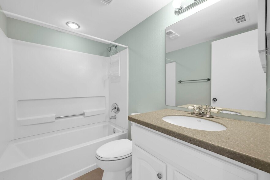 2nd bathroom w/tub - 2885 Palm Beach Blvd
