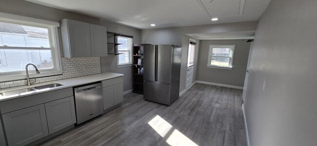 Building Photo - 904 Front Ave