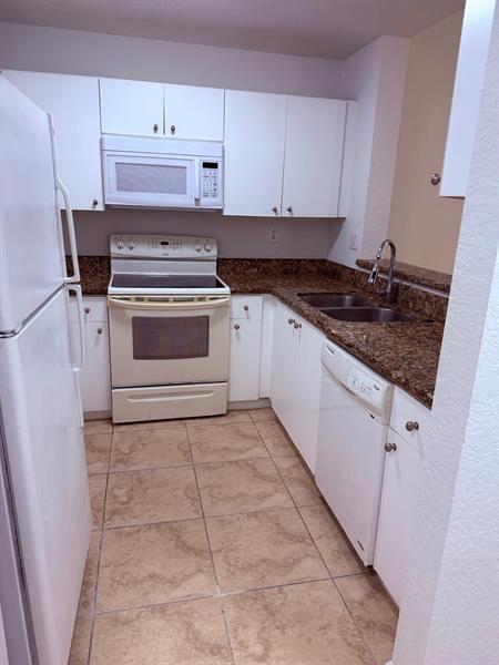 Building Photo - 2941 Riverside Dr