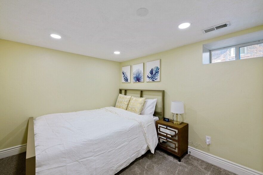 Building Photo - 980 E Bryan Ave