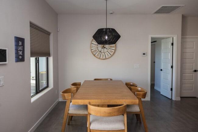 Building Photo - VR - 881 Pueblo Dr