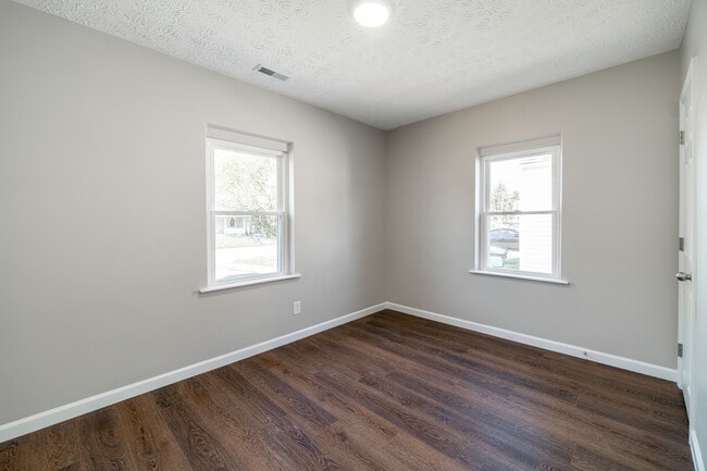 Building Photo - 870 S Waverly St