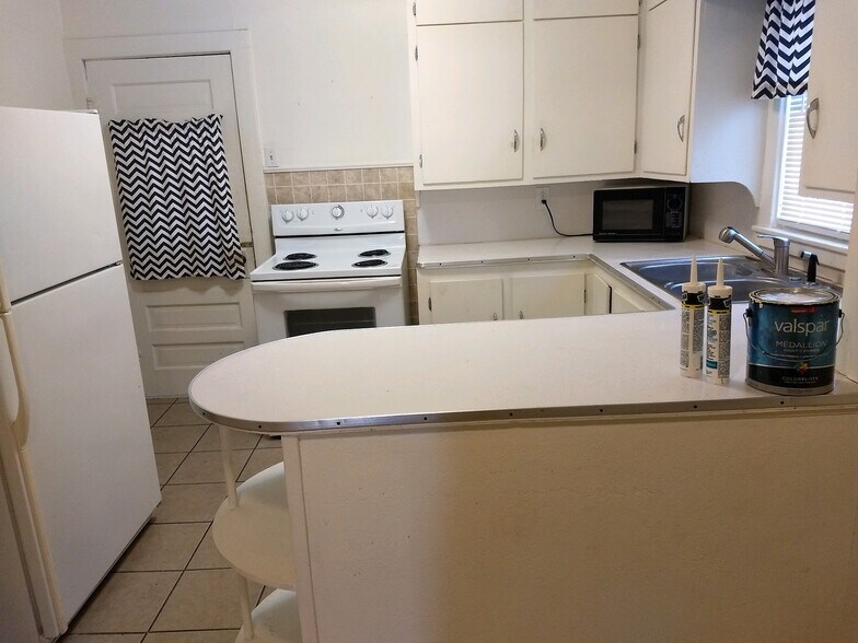 Building Photo - 605 S Purdy Ave