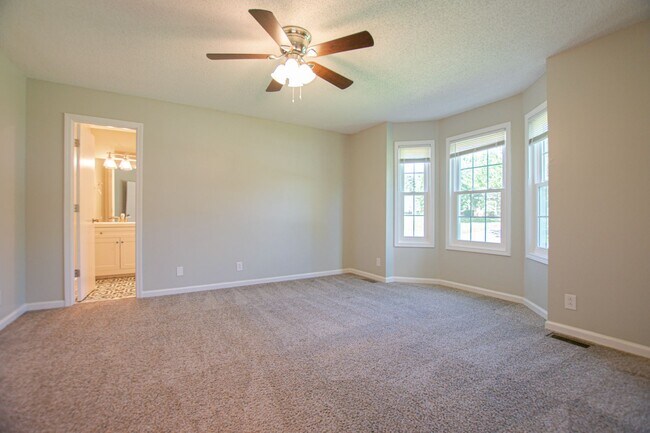 Building Photo - Updated Three Bedroom!