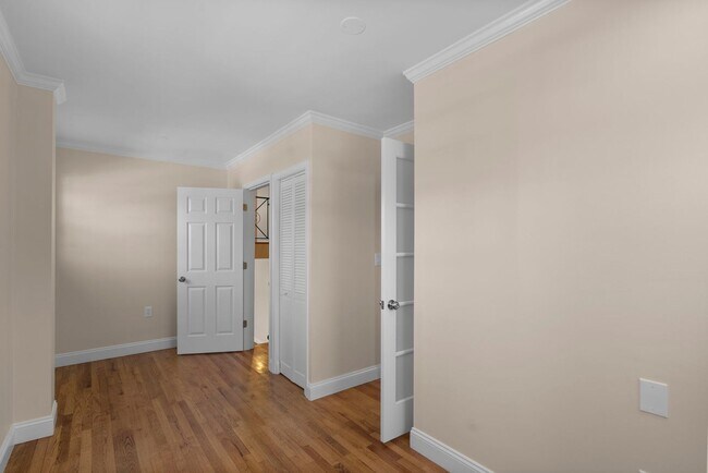 Building Photo - 3 Bed 2.5 Bath - Bethesda Split Level Single Family - Move In Ready