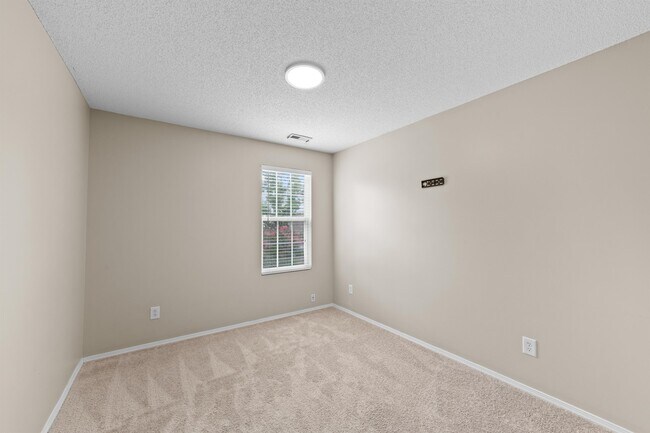 Building Photo - 5 Thorton Ct