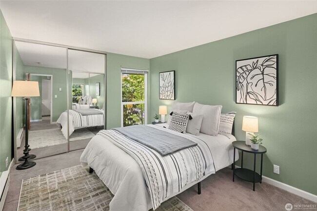 Building Photo - Top-Floor Downtown Bellevue Condo with Sunset Views