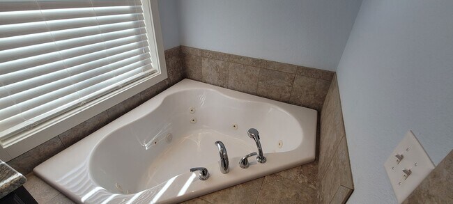 Building Photo - Three Bedroom 2.5 Bath House