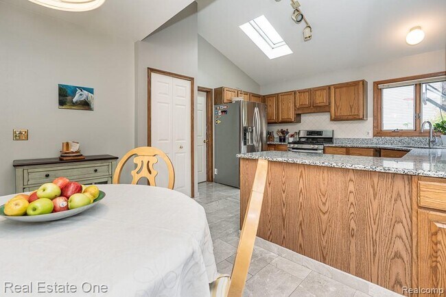 Building Photo - 1574 Devonshire Dr