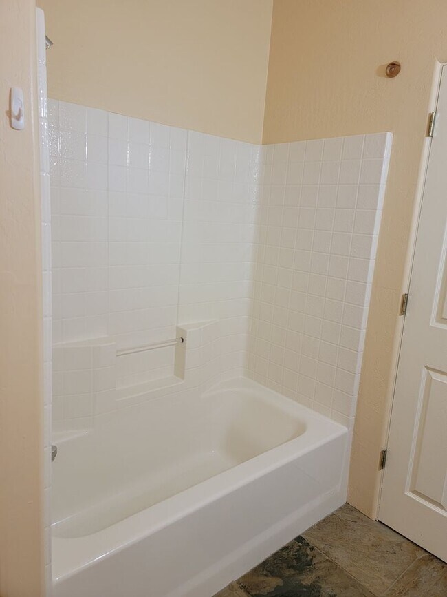 Building Photo - 255 Canyon Dr