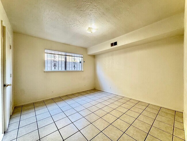 Building Photo - 206 Princeton Dr SE