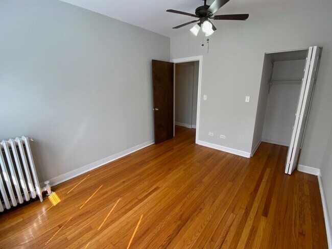 Building Photo - 2043 W Berwyn Ave