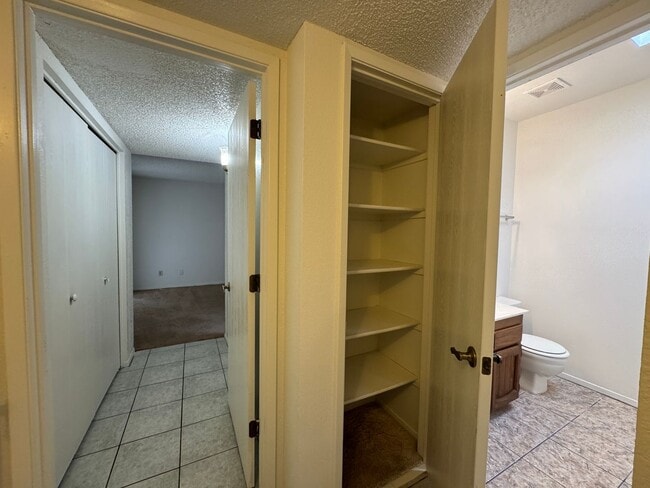 Building Photo - 2Bdm 2Ba towhome, great location! call today!