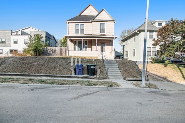 Building Photo - Beautifully Updated Duplex!