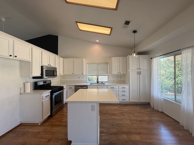 Building Photo - Quartz Hill 4 Bedroom 2 Bath!