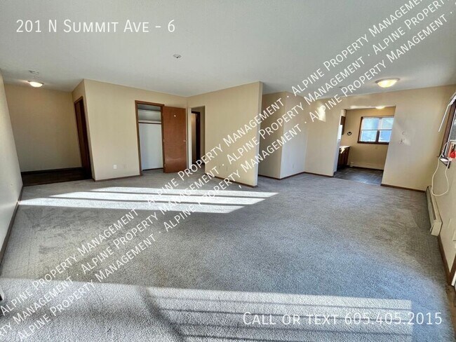 Building Photo - 201 N Summit Ave